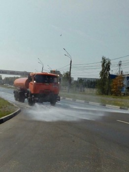 Дороги Нижнего Новгорода стали чаще поливать водой из-за жары