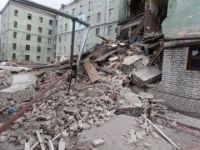 Два кинолога с собаками обследуют место обрушения стены дома в Ленинском районе Нижнего Новгорода