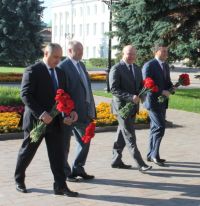 Руководство Н.Новгорода и Нижегородской области возложило цветы к памятным местам города