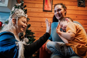 Волонтёры вручают новогодние подарки семьям участников СВО