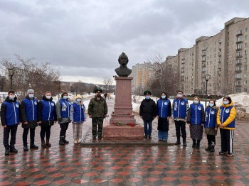 Пограничники и &quot;Волонтеры Победы&quot; возложили цветы к памятнику Суворову в Нижнем Новгороде