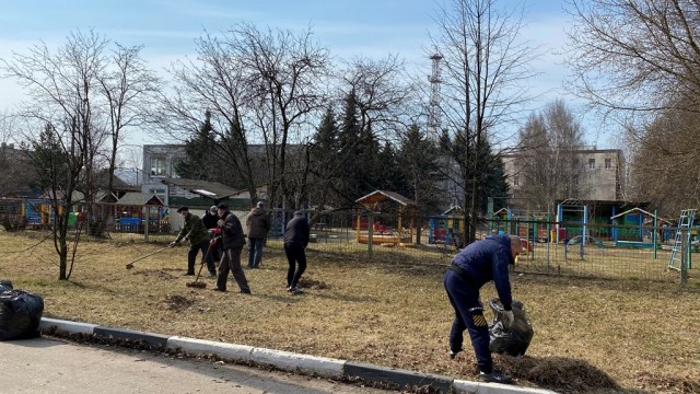 Порядка 30 сотрудников муниципальных предприятий и учреждений ежедневно выходят на уборку Городца Нижегородской области Порядка 30 сотрудников муниципальных предприятий и учреждений ежедневно выходят на уборку Городца Нижегородской области