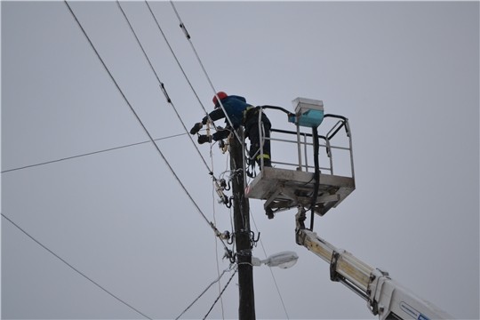 Бригады из соседних регионов задействованы для восстановления электроснабжения в Чувашии после непогоды