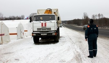 Водитель сломавшегося большегруза пешком добирался в снегопад до пункта обогрева МЧС на трассе М-7 в Нижегородской области