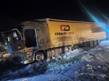 Провалившуюся на переправе в Башкирии фуру достали из-подо льда