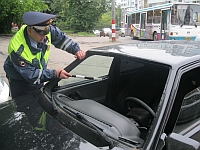 Более 160 автомобилей с несоответствующей техрегламенту тонировкой выявили сотрудники ГИБДД в ходе акции "Звездный десант" в Нижнем Новгороде