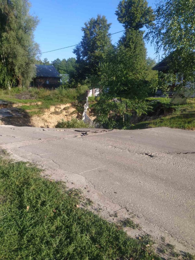 Провал грунта диаметром около 25 метров произошёл в Нижегородской области