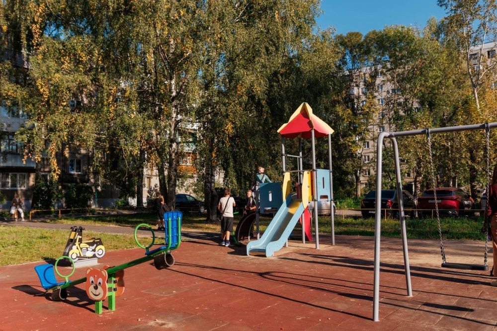Социальные участковые помогли жителям дома по улице Фучика установить во дворе детскую площадку