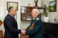 Олег Кондрашов поздравил участника ВОВ Ивана Кожана с Днем рождения и Днем защитника Отечества