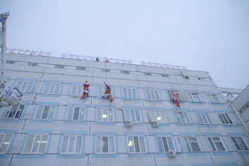 Деды Морозы-скалолазы поздравили пациентов Нижегородской детской областной больницы с наступающим Новым годом
