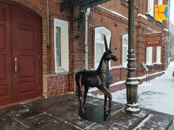 Конек-горбунок появился у входа в краеведческий музей Кировской области