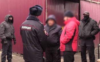 Двое мигрантов доставлены в военкомат после рейда полиции на Центральном рынке Нижнего Новгорода