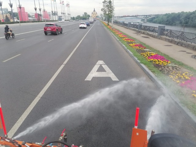 Газоны, цветники и дороги поливают в усиленном режиме во всех районах Нижнего Новгорода Газоны, цветники и дороги поливают в усиленном режиме во всех районах Нижнего Новгорода