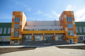 Евгений Солнцев оценил строительство самой большой школы в Оренбуржье