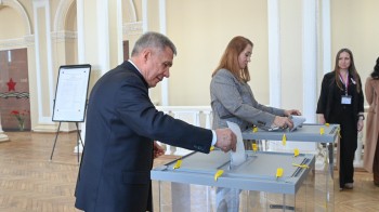 Раис Татарстана Рустам Минниханов проголосовал на выборах президента РФ