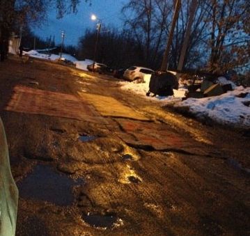 Жители Кирова выстелили проезжую часть дороги коврами, прикрыв таким образом ямы Жители Кирова выстелили проезжую часть дороги коврами, прикрыв таким образом ямы