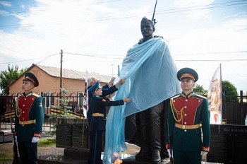 Памятник советскому воину-освободителю в оренбургском селе Южный Урал