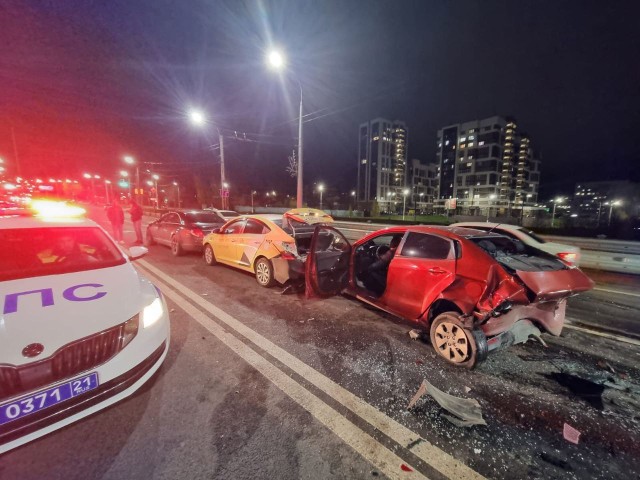 Четыре автомобиля столкнулись на Октябрьском мосту в Чебоксарах