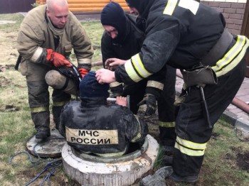 Помощь спасателей потребовалась для вызволения двоих мужчин из канализационного колодца в Нижегородской области