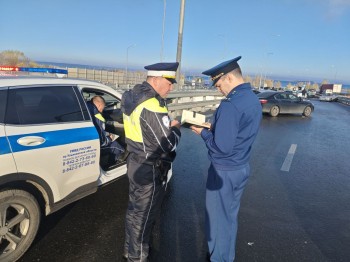 Около 25 машин столкнулись на Президентском мосту в Ульяновске Около 25 машин столкнулись на Президентском мосту в Ульяновске