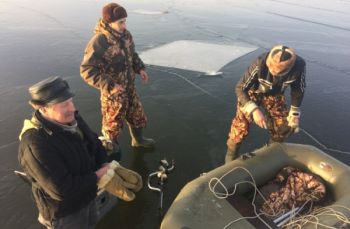 Трех рыбаков сняли с дрейфующей льдины в Кстовском районе Нижегородской области 24 ноября