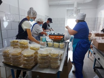 Около 5 тыс. продуктовых наборов передали арзамасцы для борющихся с природными пожарами сотрудников МЧС