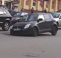 Suzuki колесом попал в яму, образовавшуюся в результате провала грунта в центре Нижнего Новгорода
