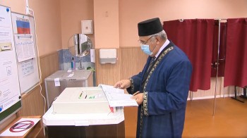 Председатель ДУМ НО проголосовал на избирательном участке