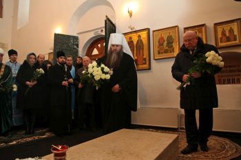 Валерий Шанцев и представители религиозных конфессий возложили цветы к могиле Минина