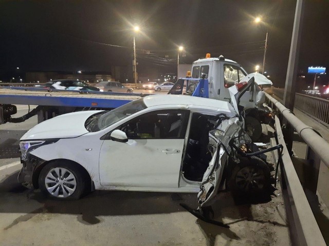 Два человека погибли в столкновении Kia Rio и эвакуатора на Мызинском мосту в Нижнем Новгороде