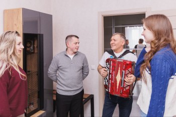 Волонтёры поздравили военнослужащих с Днём защитника