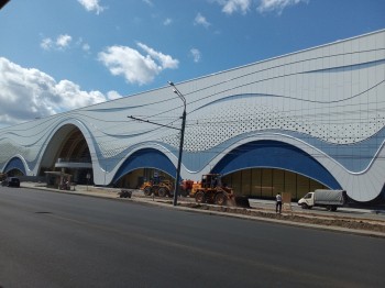 Строительный забор демонтируют возле нижегородского аквапарка "Океанис"