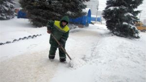 Почти 30 единиц механизированной техники работают сейчас на улицах Московского района Чебоксар Почти 30 единиц механизированной техники работают сейчас на улицах Московского района Чебоксар