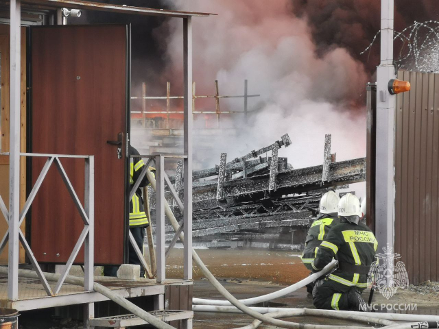 Пожар в 4 тыс. кв. м. тушат на химпроизводстве "НПК "Астат" в Дзержинске (ВИДЕО)