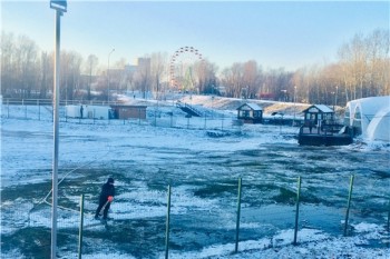 Работы по заливке открытого катка проводятся в этнокомплексе &quot;Амазония&quot; в Чебоксарах