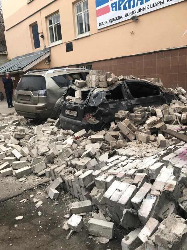 Кирпичная стена обрушилась на припаркованные автомобили в Канавинском районе Нижнего Новгорода