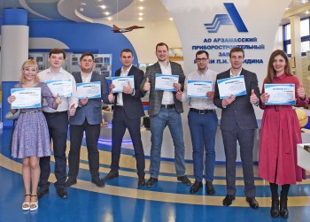 Восемь активистов Молодежного совета АПЗ получили первые сертификаты в рамках программы лояльности МС