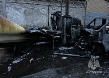 Две &quot;Газели&quot; вспыхнули на парковке Нижнего Новгорода