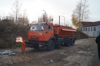 Круглосуточное дежурство спецтехники организовано возле Мызинского моста на случай образования наледи