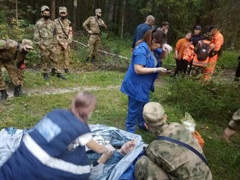 Обнаруженный поисковиками грибник в Нижегородской области скончался в больнице (ВИДЕО)