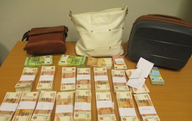 Мужчина пытался вывезти более €26 тыс. и 7,5 млн рублей через самарский аэропорт "Курумоч"