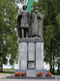 Церемония возложения цветов к памятнику основателям города прошла в нижегородском Кремле