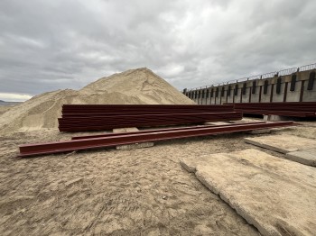 Берег Волги укрепляют для устройства причала у замка Шереметевых в Марий Эл