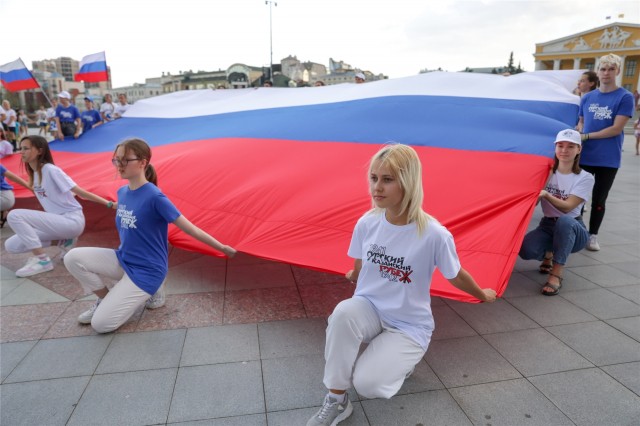 Девятиметровый российский флаг развернули на Красной площади Чебоксар
