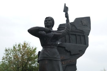 Памятник "Бранденбургской Мадонне" установили в Саратове к 80-летию Победы в ВОВ Памятник "Бранденбургской Мадонне" установили в Саратове к 80-летию Победы в ВОВ