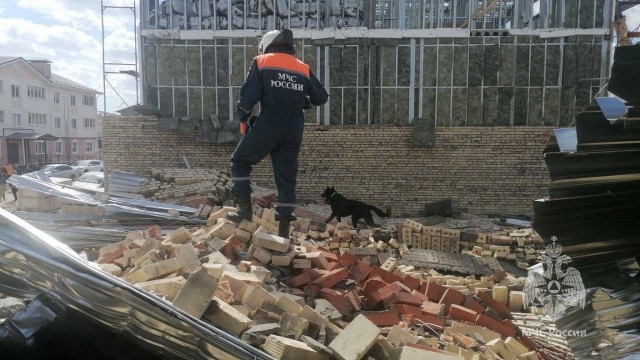 Люди могут оказаться под завалами обрушенного дома в Татарстане Люди могут оказаться под завалами обрушенного дома в Татарстане