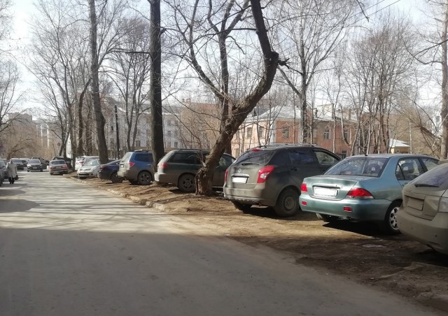 Около 120 протоколов составлено в Нижнем Новгороде по фактам размещения автомобилей на газонах весной