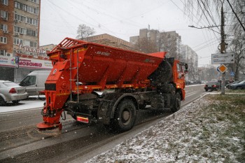 Дороги Нижнего Новгорода в преддверии снегопада заблаговременно обработали противогололедными материалами