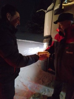 Волонтёры разносят горячую еду и чай вставшим на трассах водителям в Ульяновской области