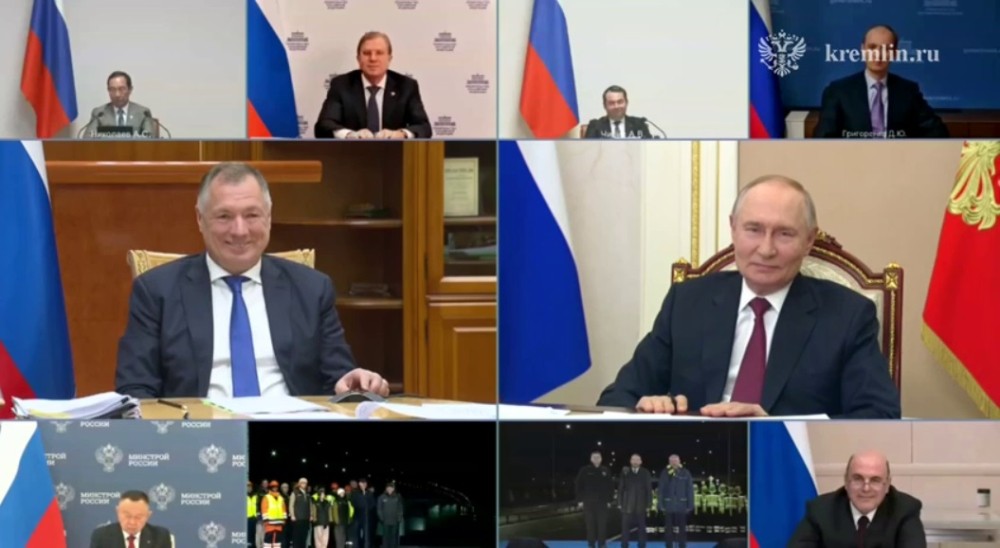 Владимир Путин по ВКС открыл выезд из Казани на трассу М-12 Владимир Путин по ВКС открыл выезд из Казани на трассу М-12